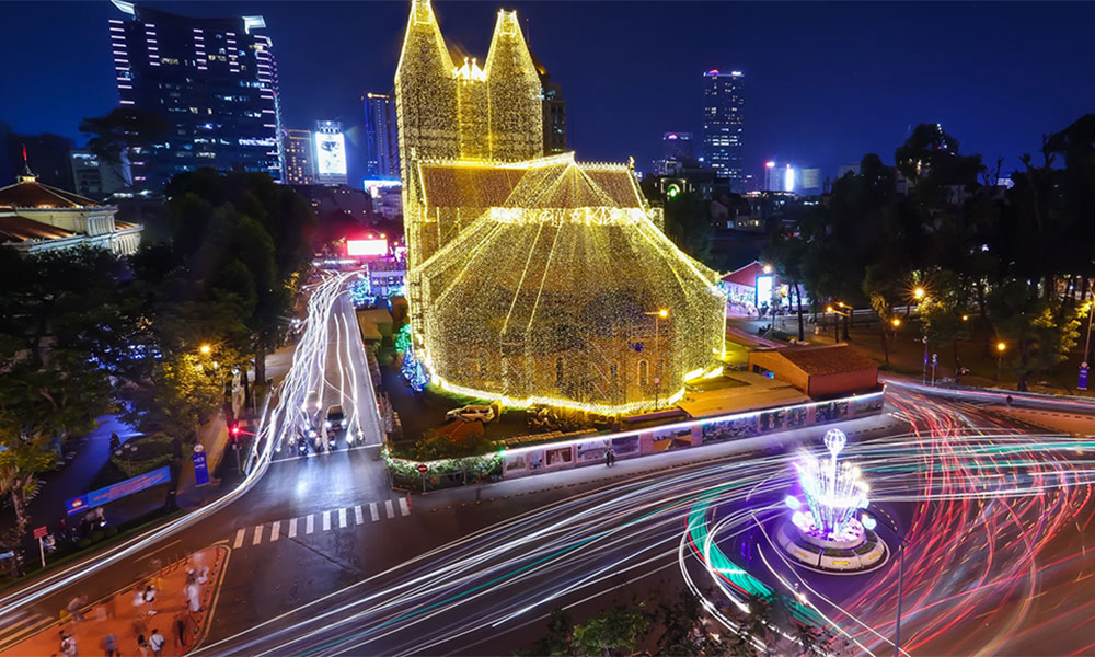 Saigon Notre-Dame Cathedral lights up with 1,000 km of LEDs for Christmas
